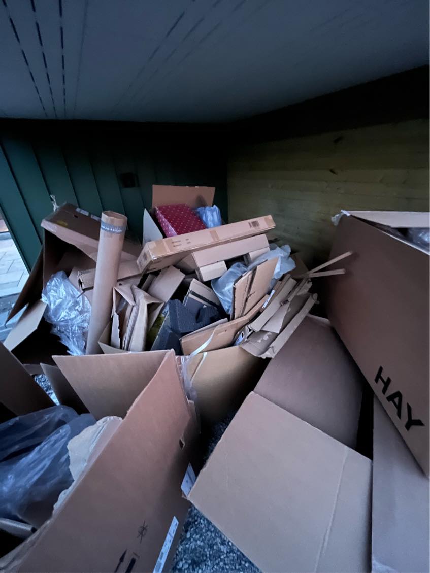 Køre pap-affald på genbrugsplads