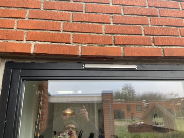 Tegloverligger ved 2 vindue ses med nebøjning og skal reperares plus montering af en nye hoveddør