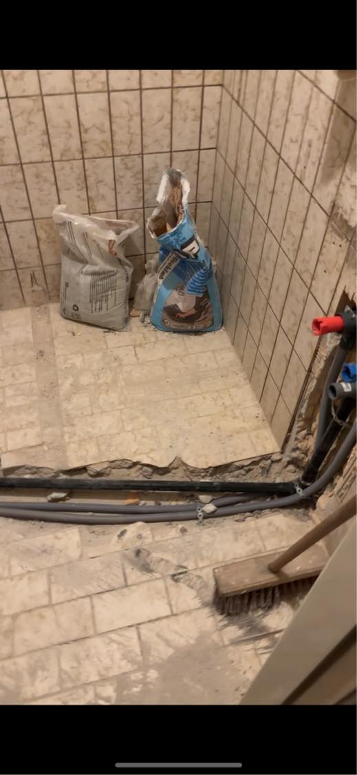 Opsætning af fliser på badeværelse