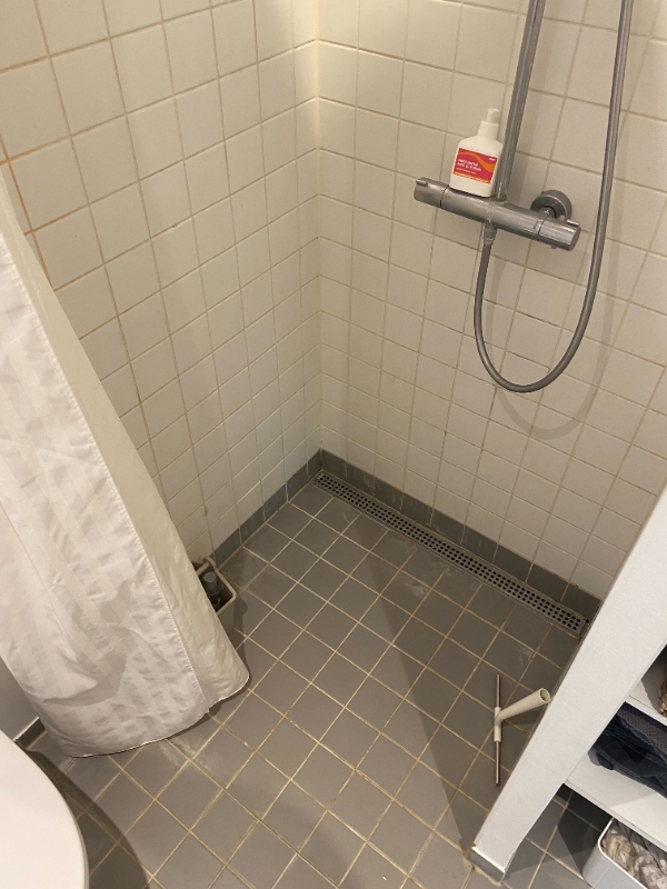 Skift af klinker samt skift af skab/bordplade