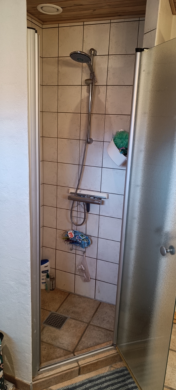 Skift af klinker i bruseniche og dræn, 1x 0.8 meter  2.30 m. Høj