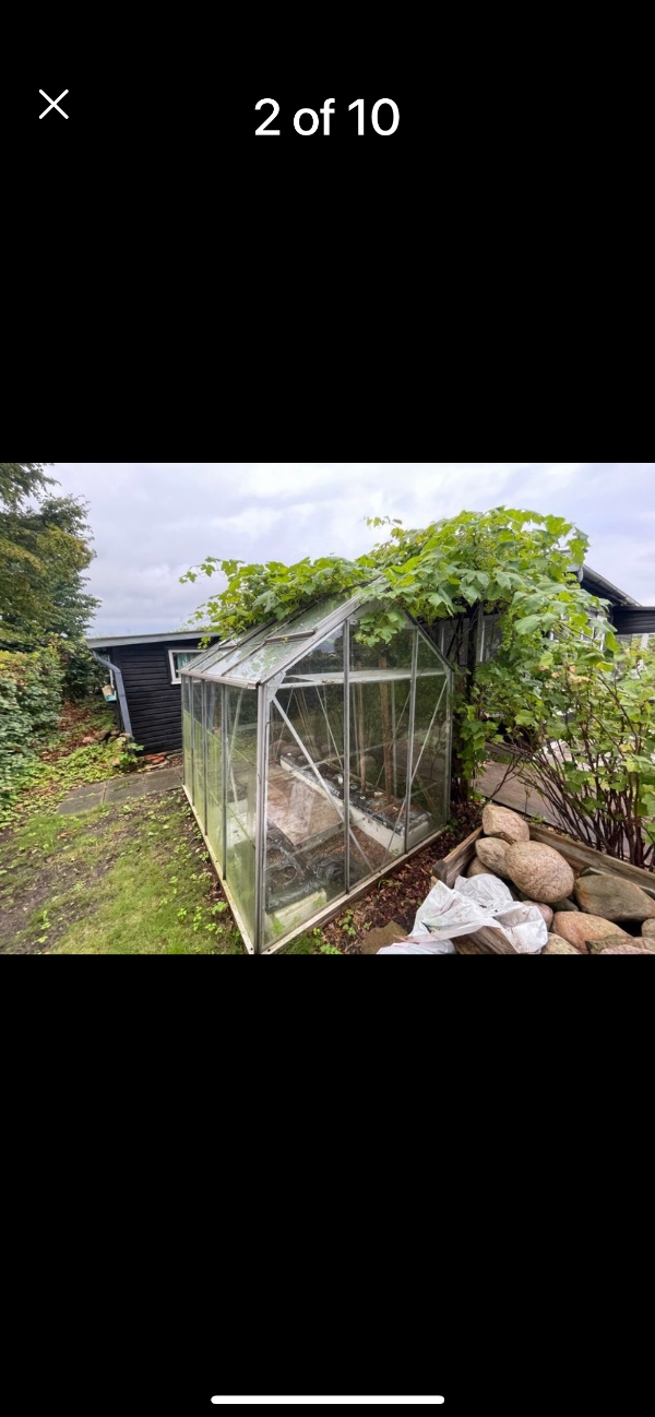 nedrivning af udhus og drivhus.