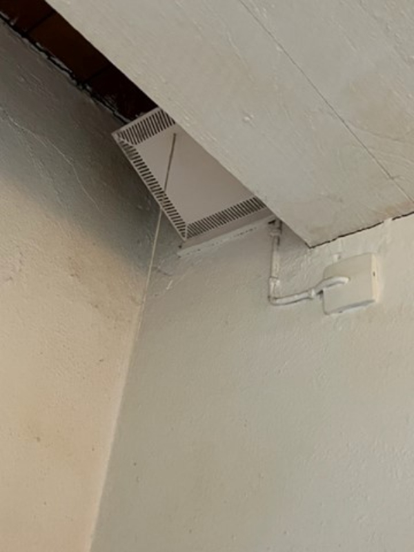 Udskiftning af gammelt, larmende badventilator på mindre toilet med brusebad med nyt, mindre larm