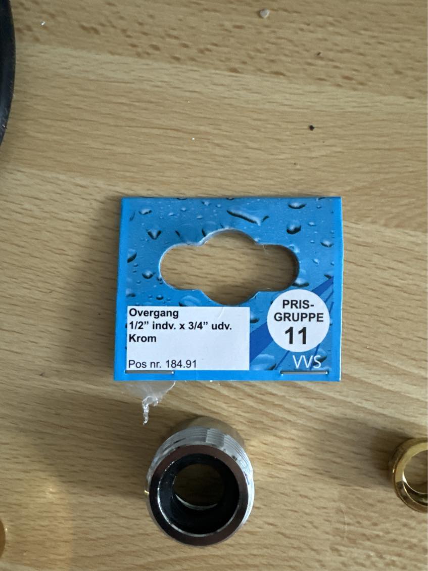 Akut hjælp til at sammensætte geyser armatur og brusehoved