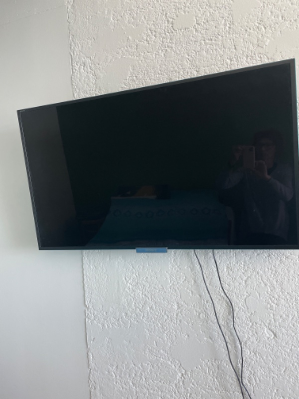 Ophæng tv- billederne  spejl. Vægge er Beton Gibs og trævægge