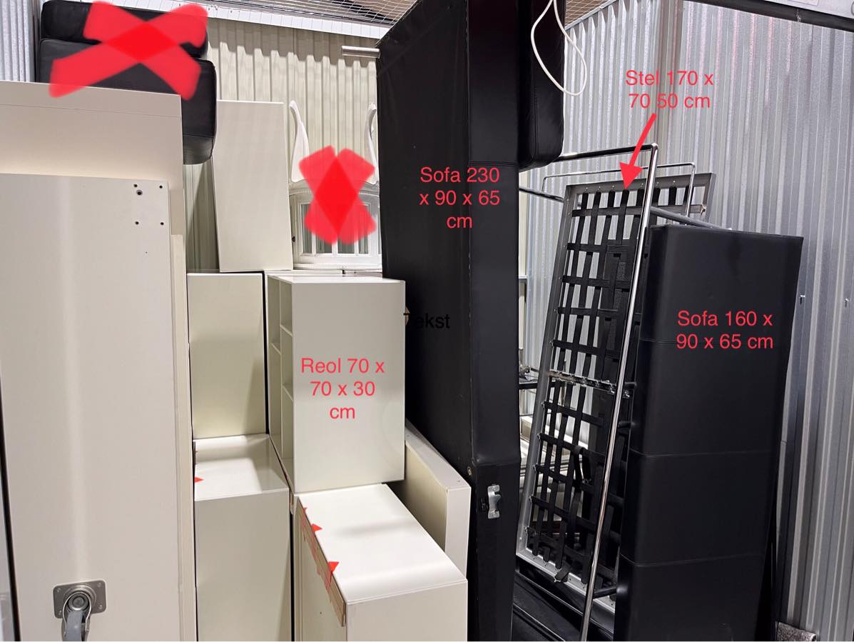 Hjælp til at flytte et par sofaer, sofabord, 11 montana-reoler, to reoler, et par stel og et fjernsyn