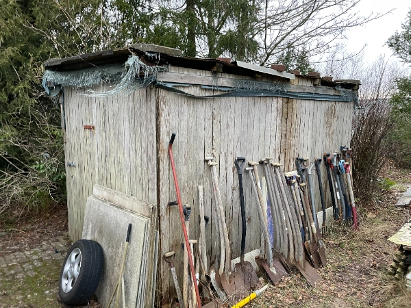 ryddet have, skur og garage for affald, byggematerialer