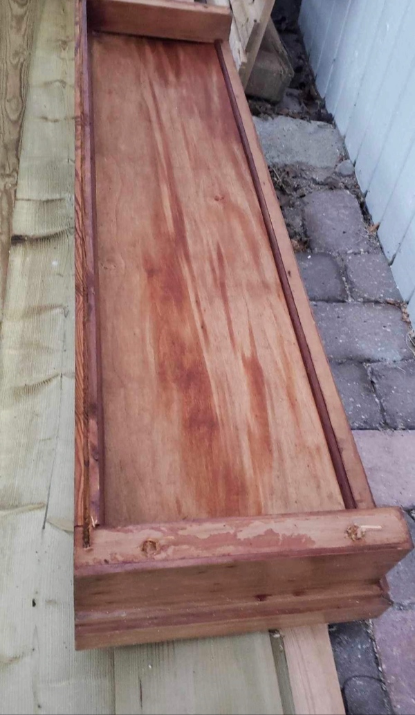 Reol, h:133, b:122, d: 36, uden hylder. Reolen er i 2 dele.