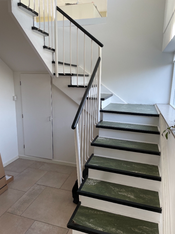 "Reparation" af trappe. Der skal nye trin, stødtrin og trappeforkant på eksisterende trappe. Gerne look lignende vores laminatgulv i eg-look.