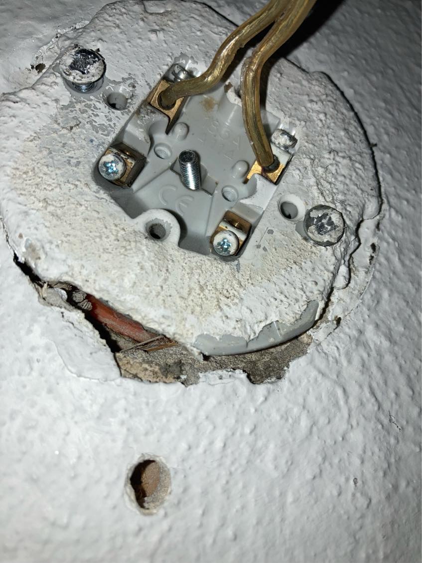 Hænge lampe op i tyndt loft eller hjælp til loftet