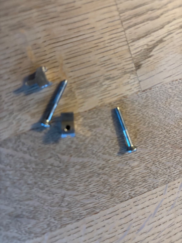 Sætte kontakt fast til væggen