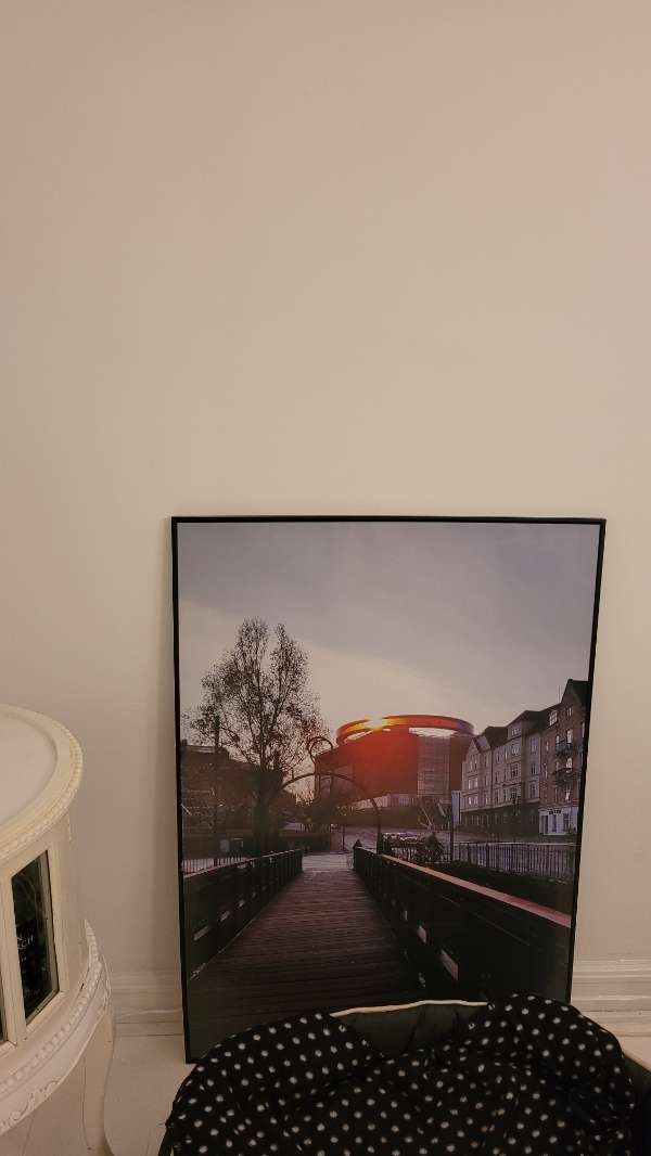 Diverse tømrer (og lidt andre) opgaver, som fx at påsætte forlister, sætte en lampe og et par billeder op samt sætte et vindue i, hvor en dør har siddet