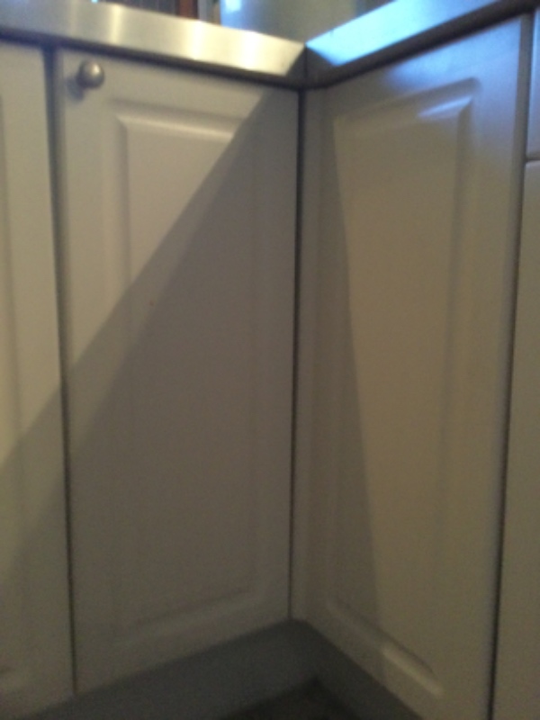 Justering af karrusel hjørne køkkenskab. Lågen er skæv efter jeg forsøgte at skille dem af selv.