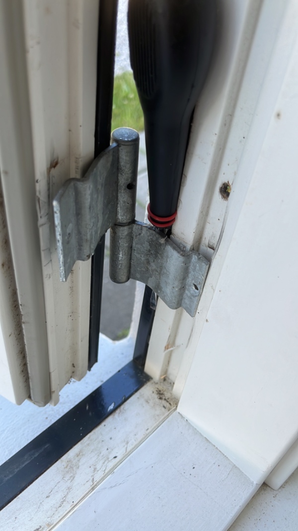 Reparer vinduehængsel - vindue kan ikke lukkes