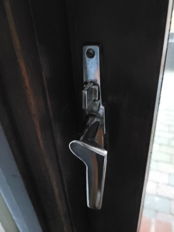 Monter lås i tressedør