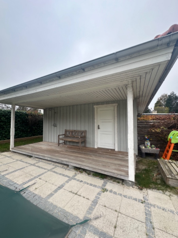 Vask af beskidte træflader på hus (3 vægge) samt 6 søjler og rækværk. 