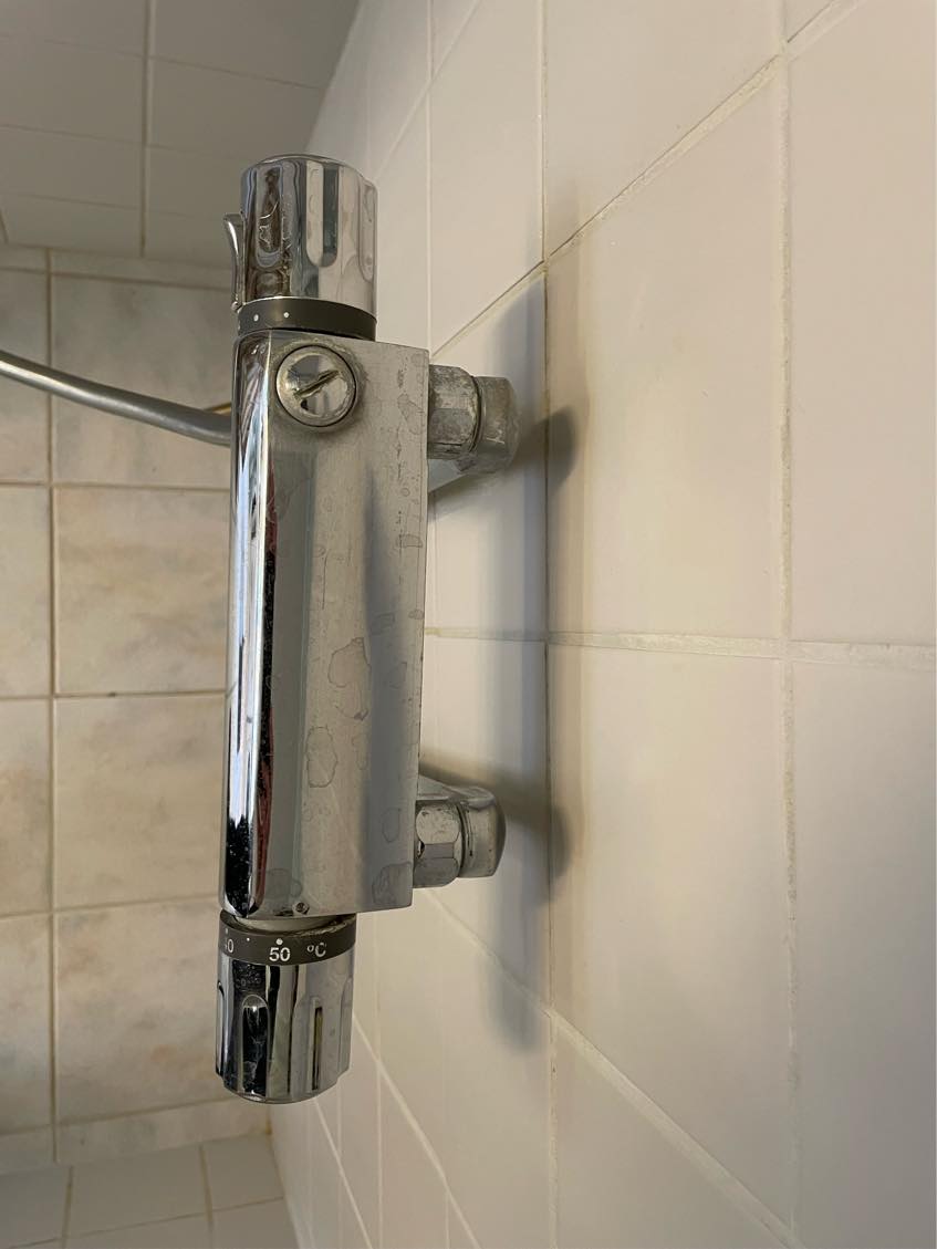 Skift af brusearmatur på badeværelse, inkl. indkøb af nyt armatur, der passer