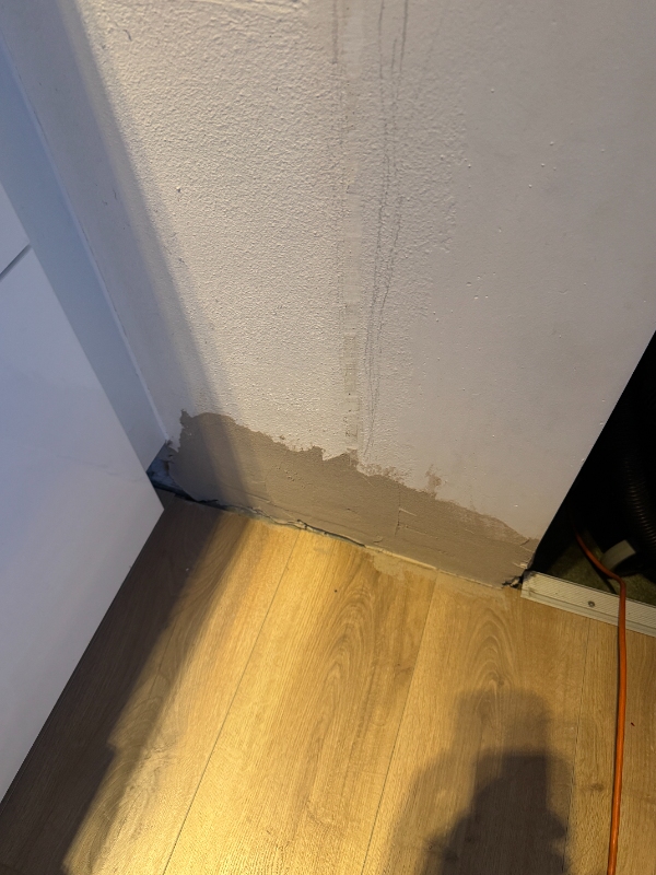 Opsætning af liste, panel, lukning af hul i loft og bjælke