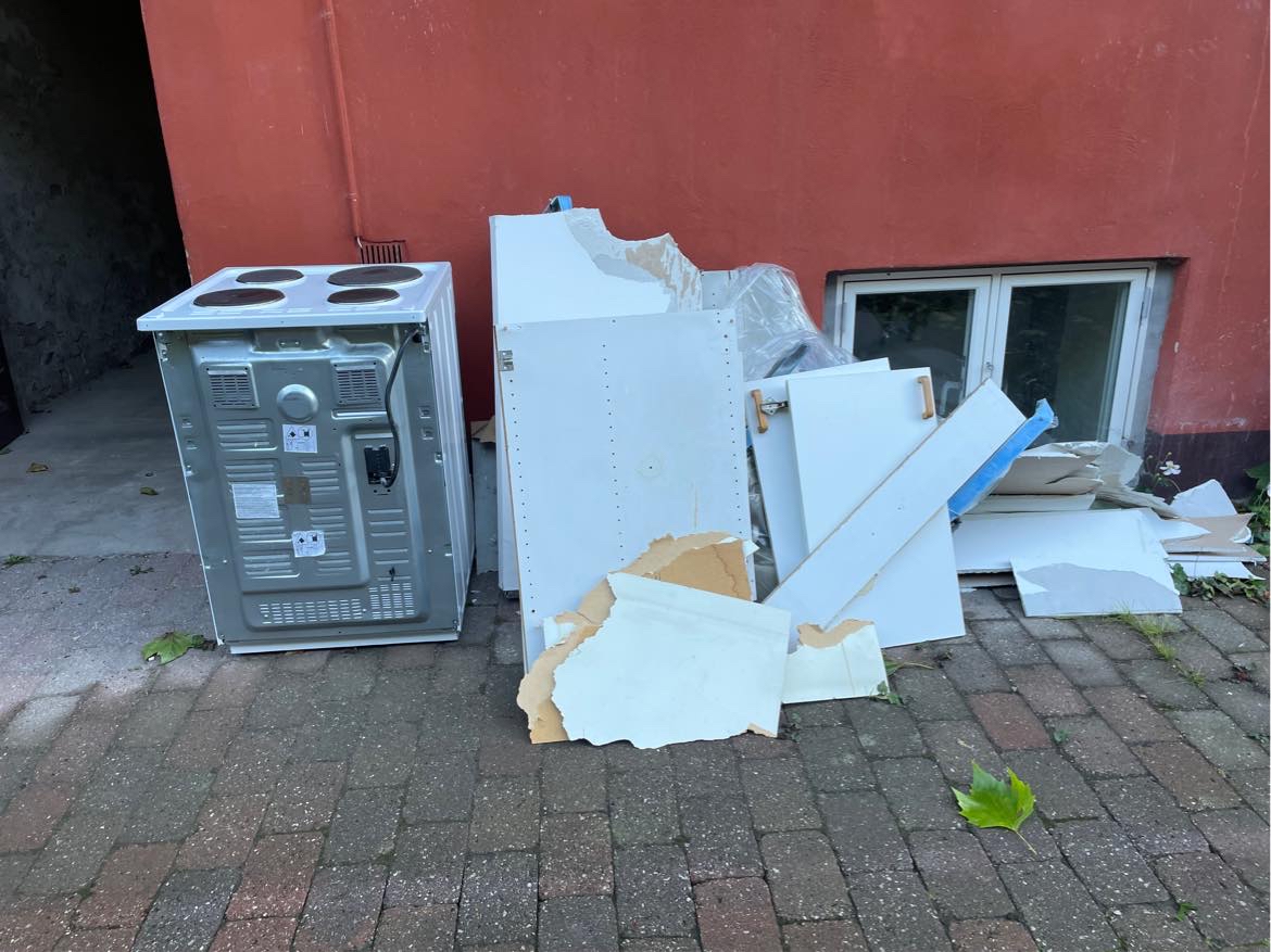 Byggeaffald og komfur på genbrugsplads