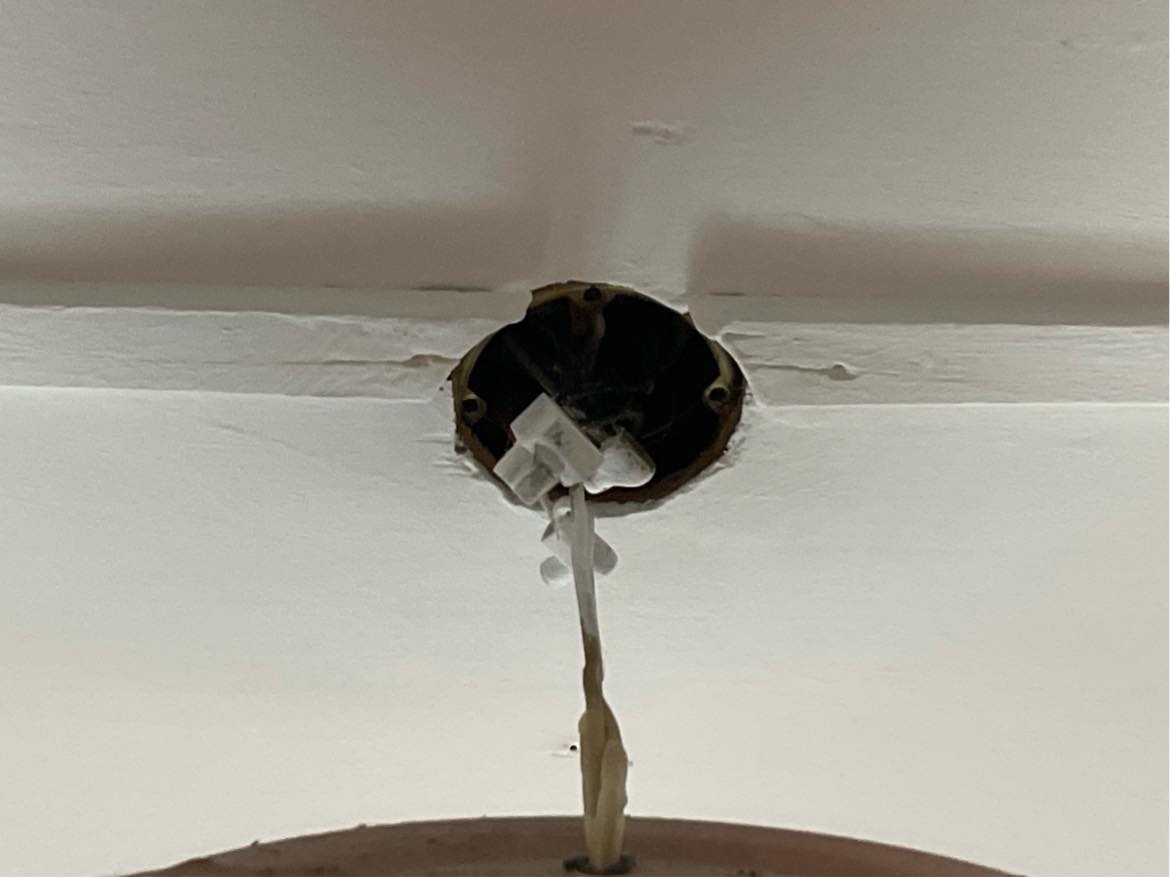 Opsætning af 2 lamper i træ loft