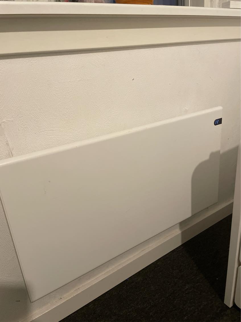 Tjek af elradiatorer og efterspænde vægbeslag