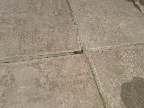 Fuge er gået i stykker i bruseniche. Kantfuger bør også skiftes.