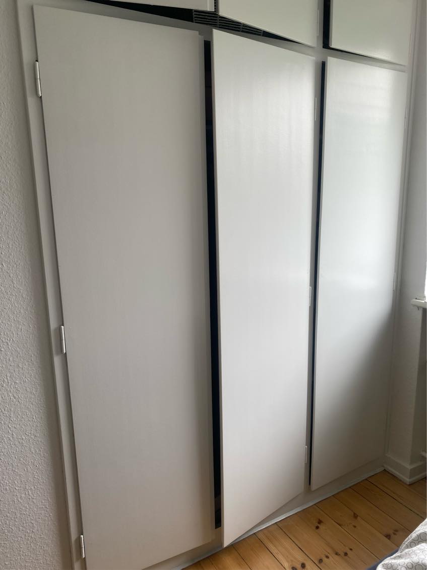 Sætte en plade op i 2 x klædeskabe og samle hylder