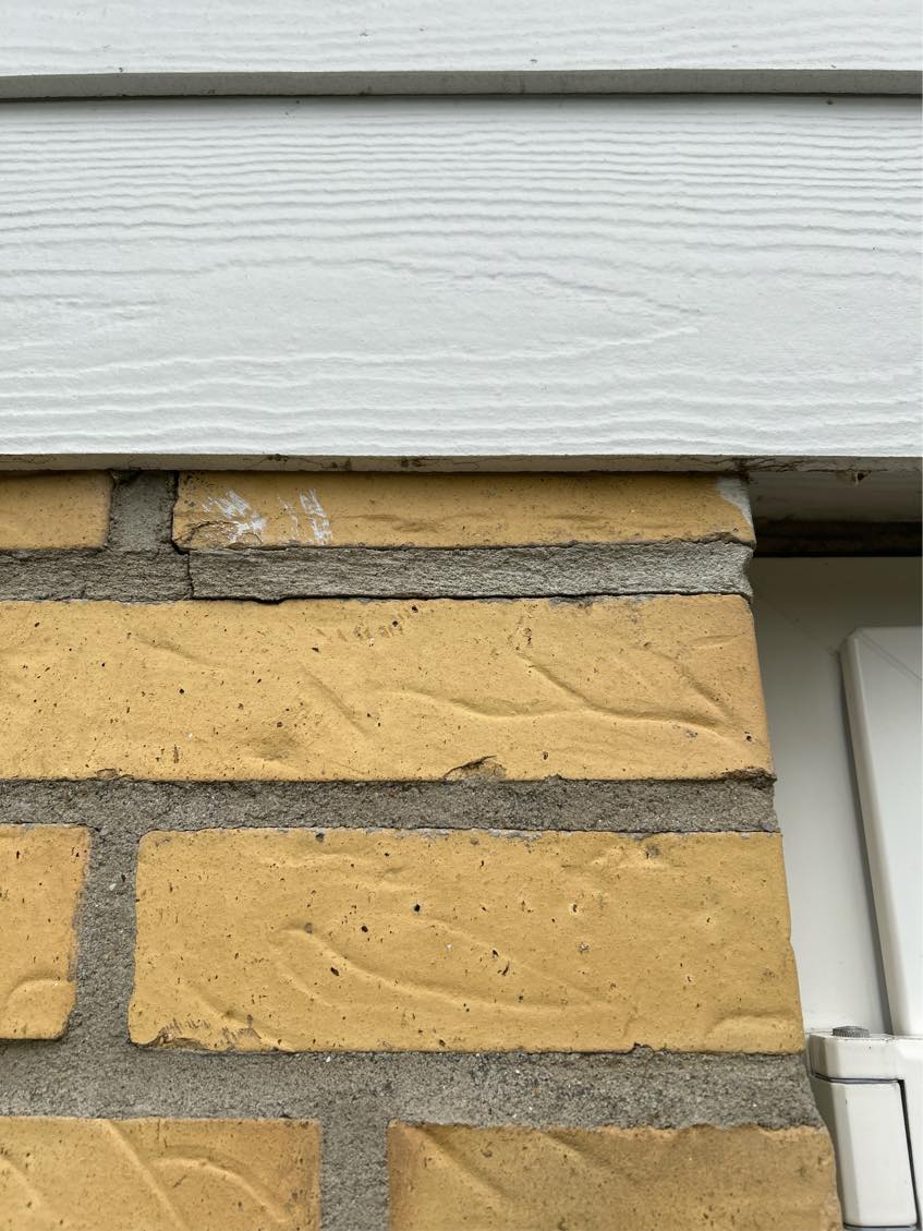 Murer-arbejde: Løs mursten og enkelte skader på sokkel og trappe skal udbedres