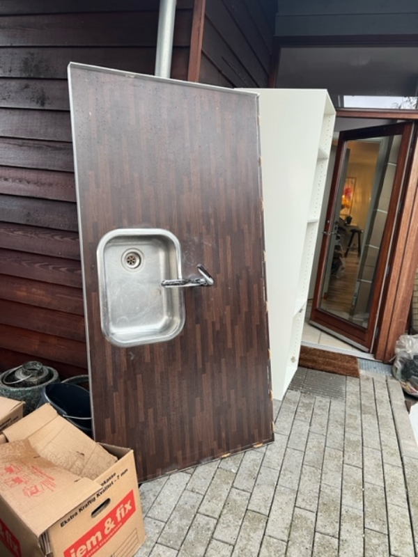 der skal smides pap fra nyt køkken ud og 3 bordplader, samt byggeaffald