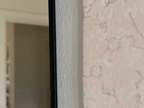 Badeværelses spejl rettes op.