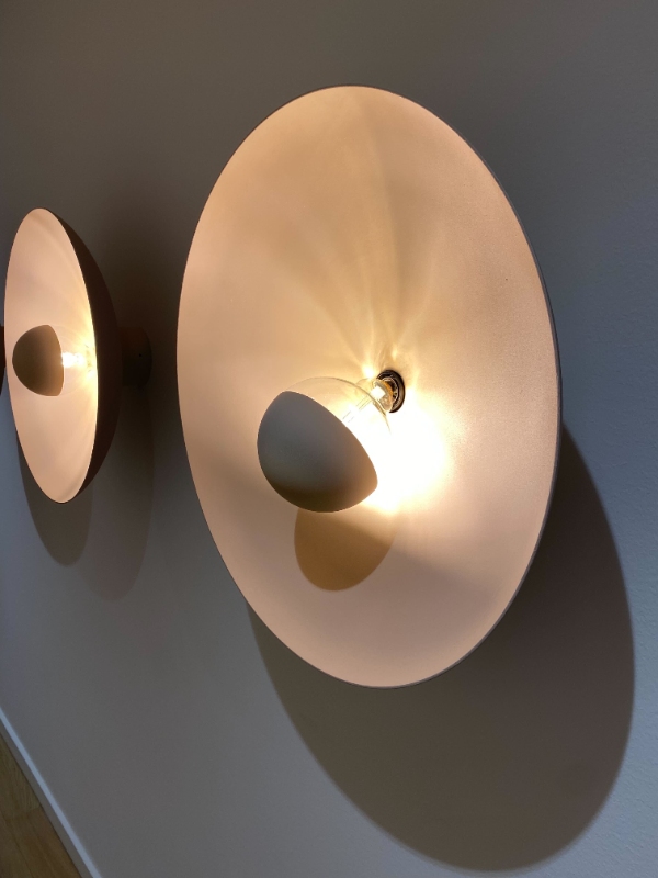 Lamper fastgøres til væg, pære i lampe hvor fatning sidder fast skal ud, liste på egetræsdør skal