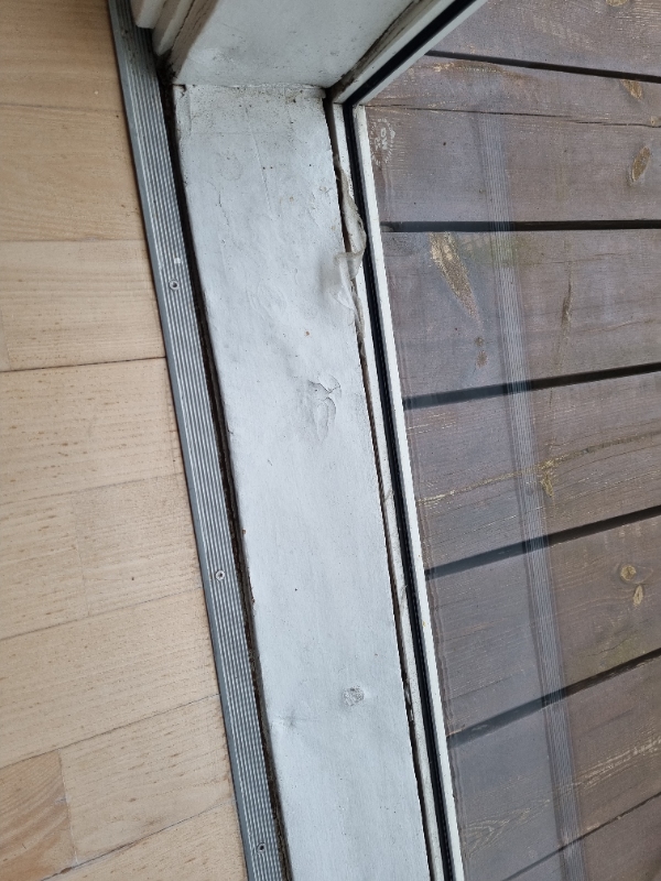 Loft i kælder inddækkes, Vindue i badeværels udskiftes, Brædder udsk. i udestue, Tætning af hoveddør.e isættes, brædder ude og inde i udestue, Hoveddør