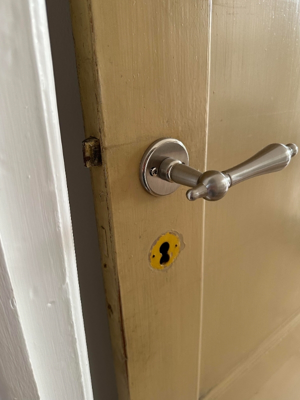 Montering af dør med nye hængsler