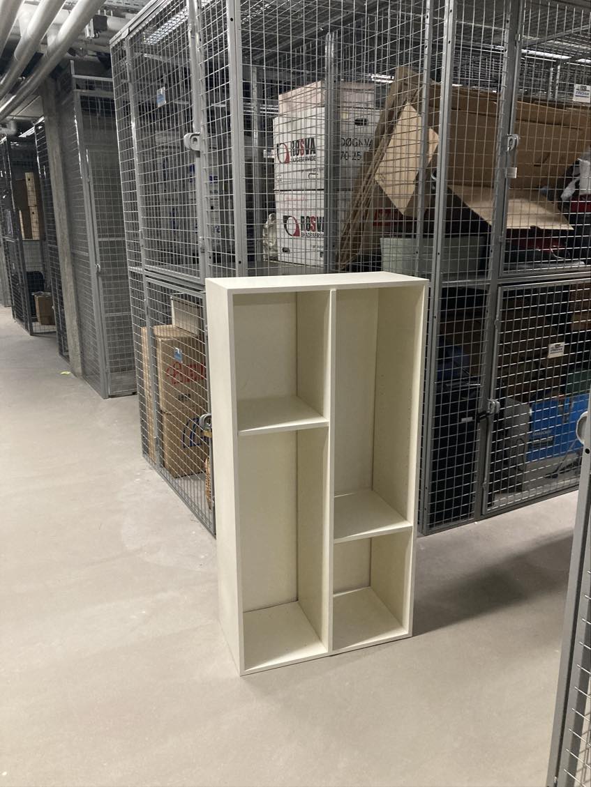 fragt af spisebord, reol og seng