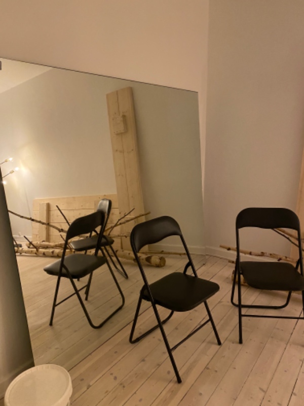 Opsætning af stort spejl på væg i stue