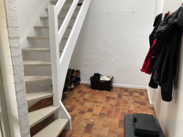 Hjælp til at flytte møbler på Genbrugsplads