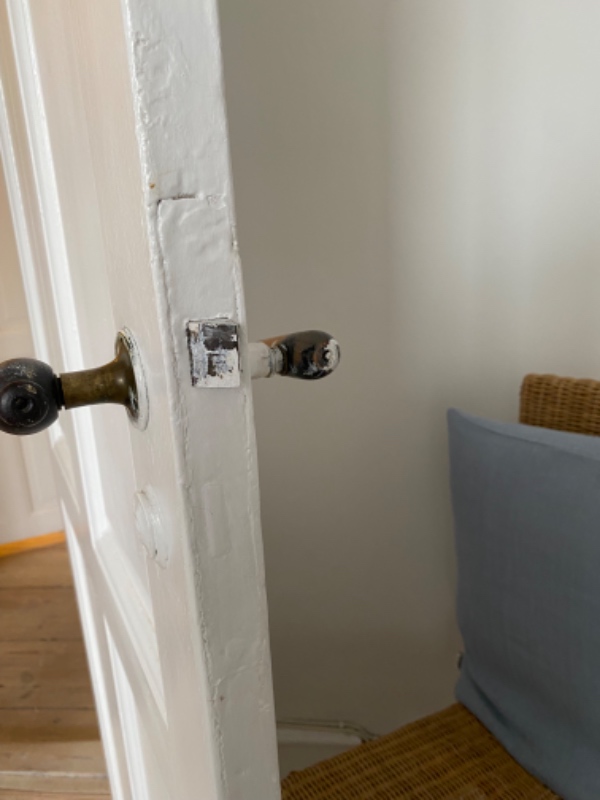 Udskiftning af dørhåndtag og låse på 4 indvendige (gamle) døre (fjeder knækket)
