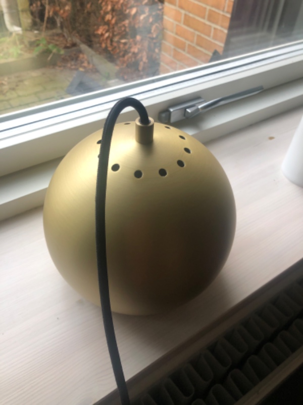 Hængt TV på væg. To reoler hængt op. 4 lamper sat op. 4 billeder hængt op.