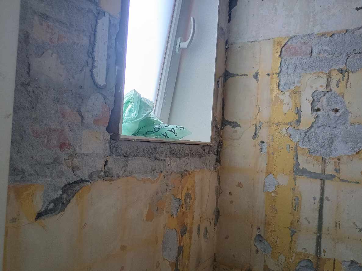 Fliser på toilet vægge og gulv (1x1,3m2)