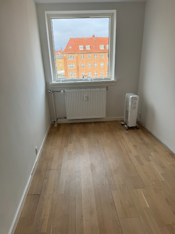 Nyt gulv og lister i soveværelse