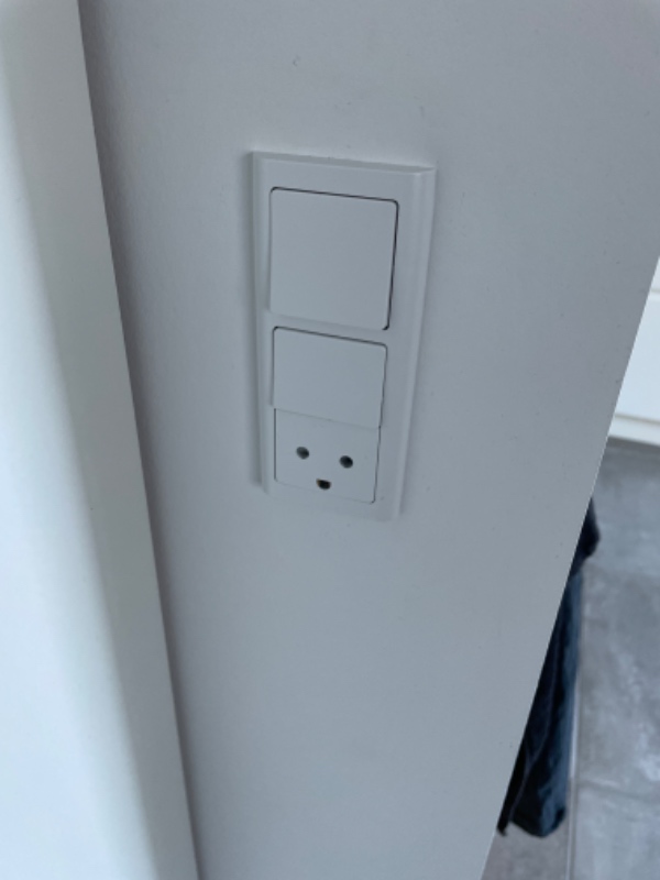 Skiftet defekt kontakt og sat en el skinne op i loftet til 2 lamper.