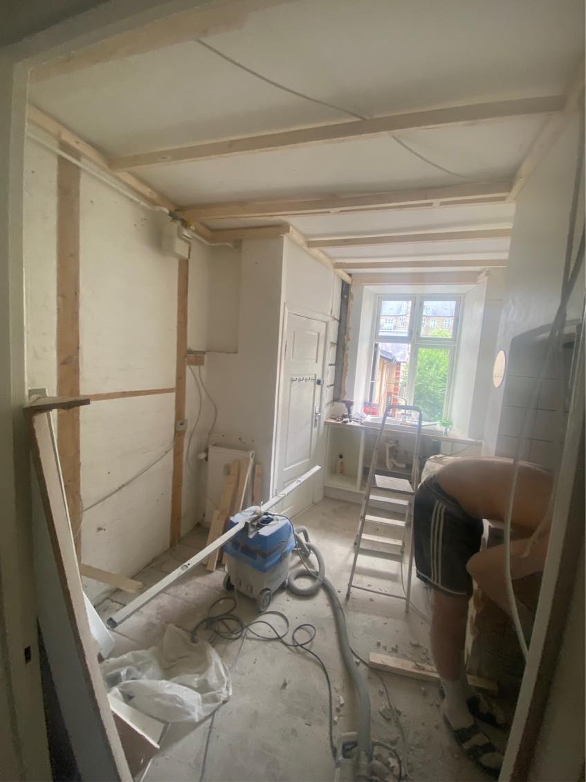 Fuldspartel og filt på vægge og loft i 75 kvm lejlighed