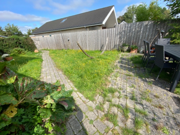 Luge fliserområderne inklusive ordne kanterne på havegangen og slået græs. Gerne med din plæneklippe