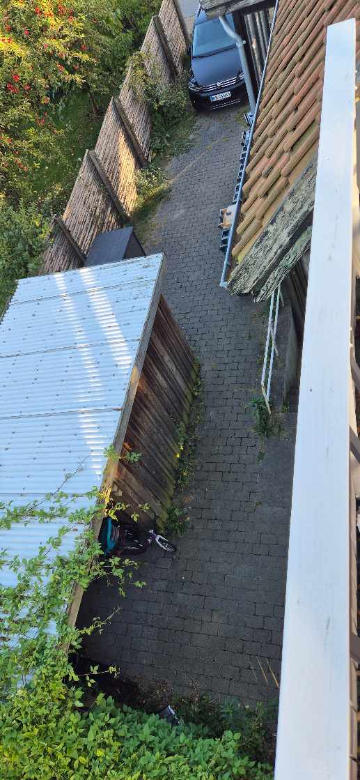 Flyt sofa som ikke passer i gennem døren op til 1. etage altan. Straps eller kran eller sodden noget.