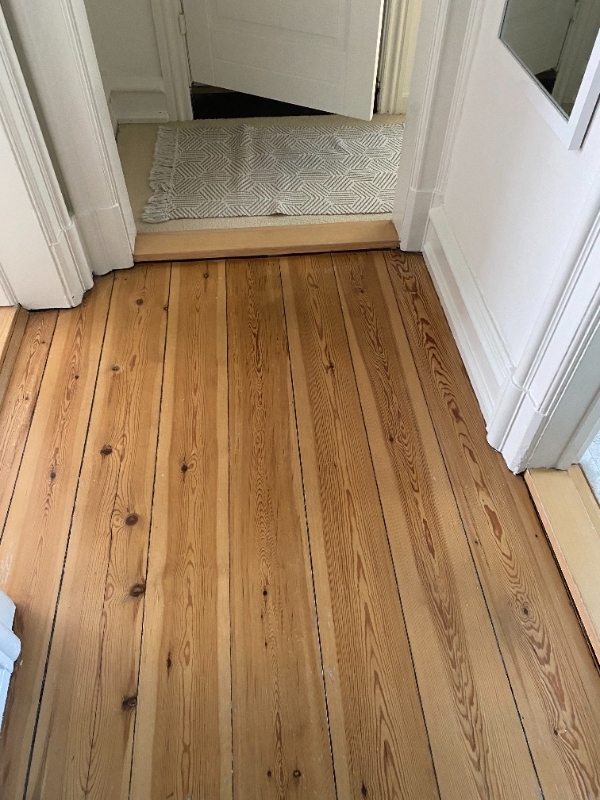 Slibning og lakering af håndtag på køkkenskabe/-skuffer samt gulv entre, dørtrin, alt incl. 