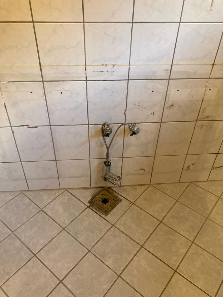 Udskiftning af 2 ballofix. Det ene rør skal også forlænges 5-10 cm. til højre, da den er placeret lige i en skabe samling. Laves hurtigst muligt da murer er i gang.