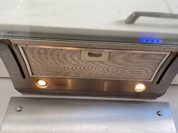 Afmontering og montering af en ny skabsintegreret emhætte