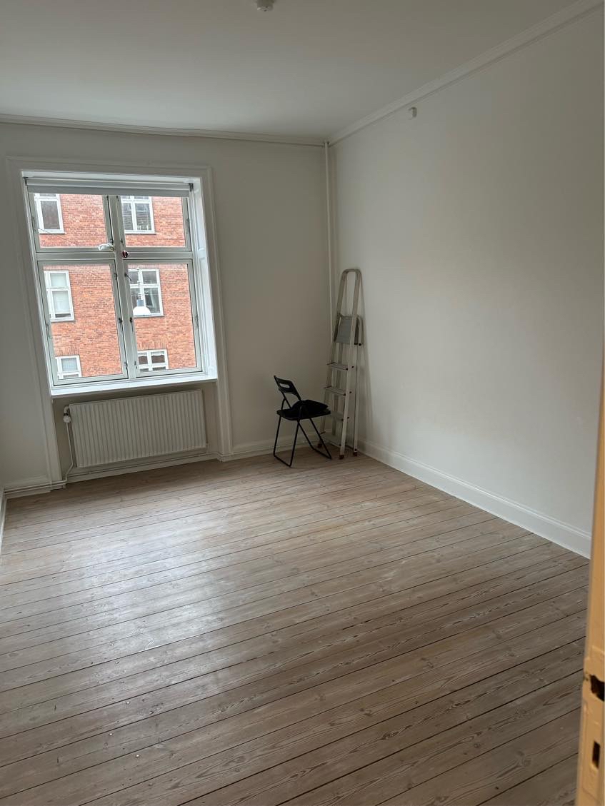 Maling af 14 m2 værelse i København.