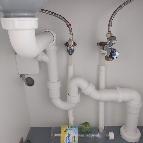 Taget køkkenskab ud og sat opvaskemaskine i og tilsluttet