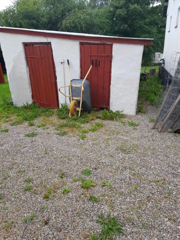 Fjerne ukrudt fra gårdsplads